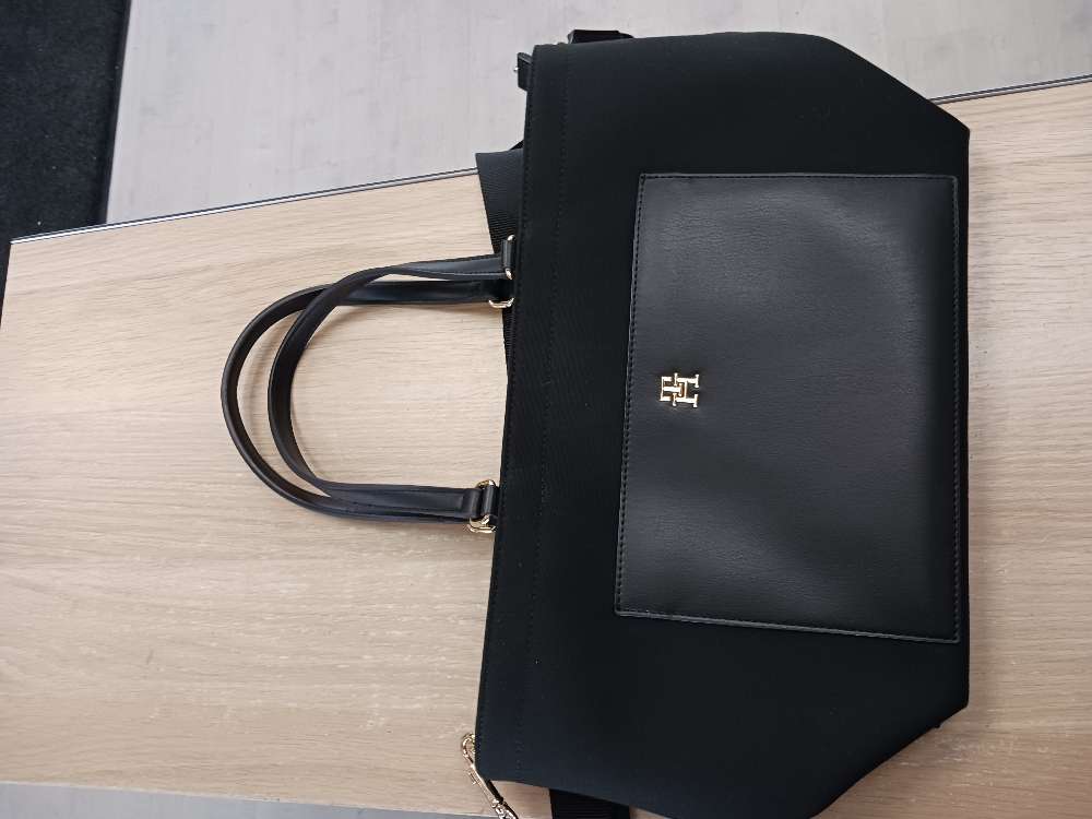 Tommy Hilfiger musta laukku