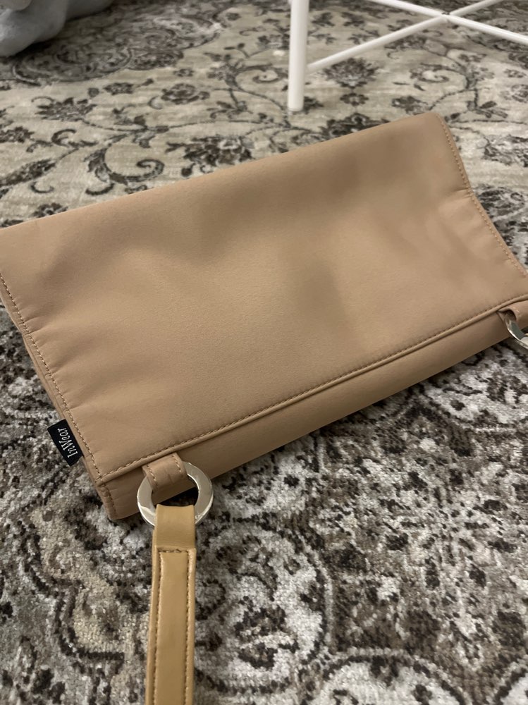 Vaaleanbeige, kultaista, pikkulaukku