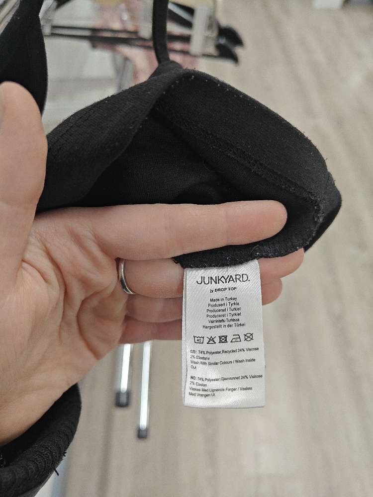 Junkyard musta napapaita, S