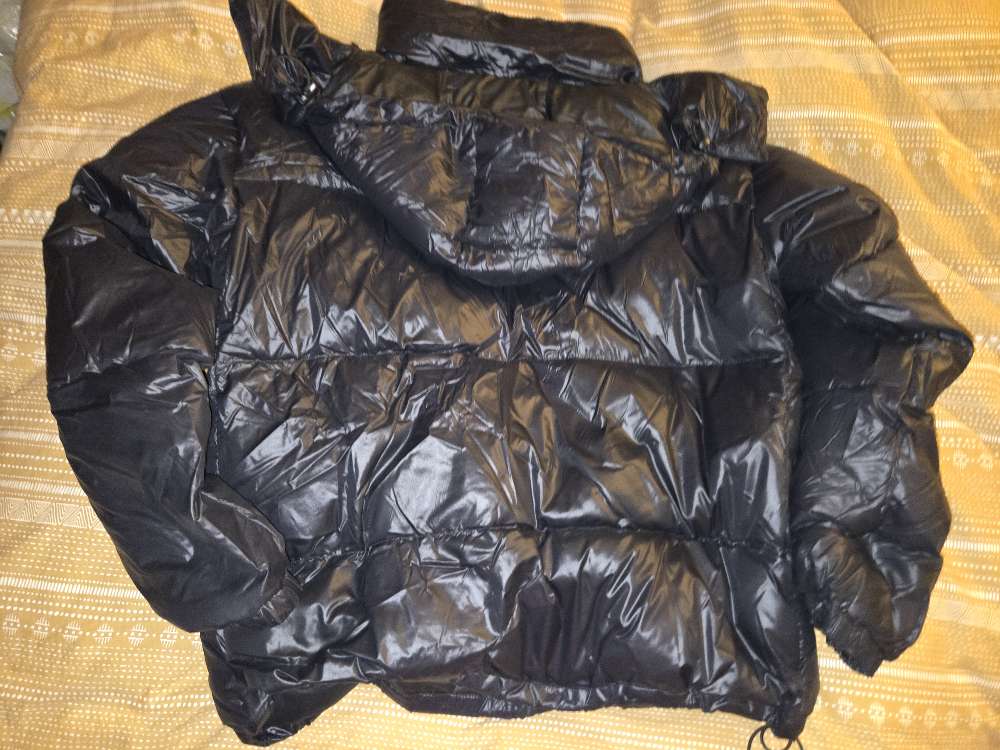 66 svört glans úlpa st.M herra.