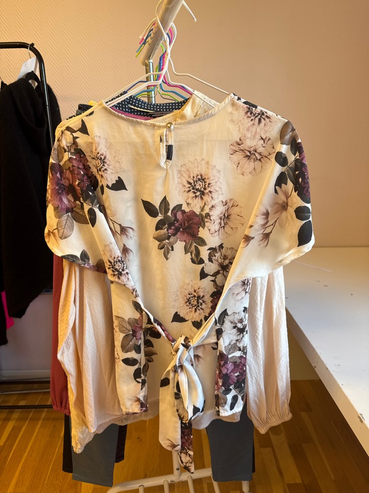 Kortermet bluse, blomster knyting 