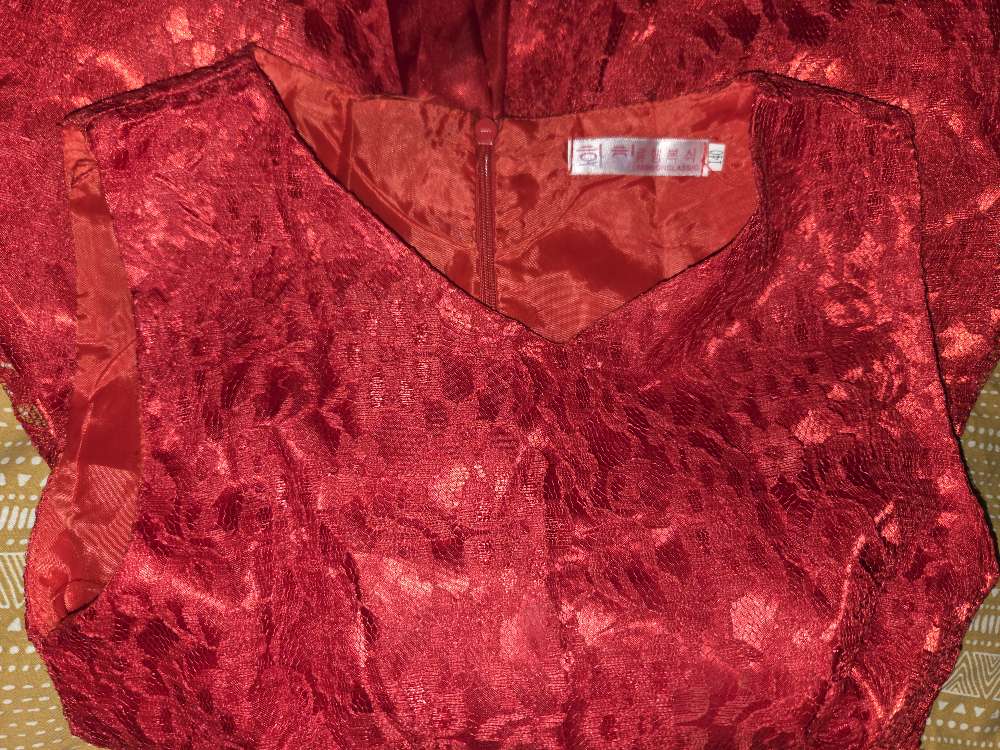 Ónotaður rauður kjóll st. 140