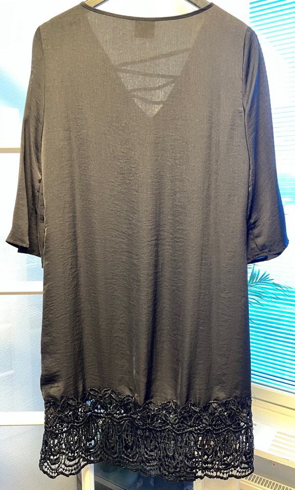 Musta pitsihelmainen mekko, koko M