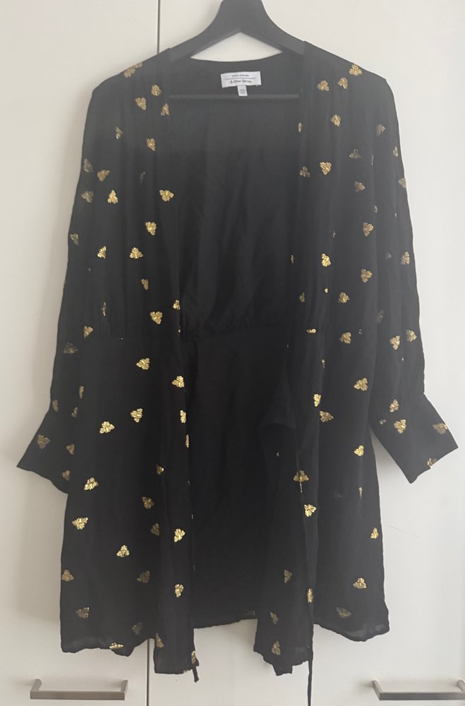 Musta-kulta mekko, S