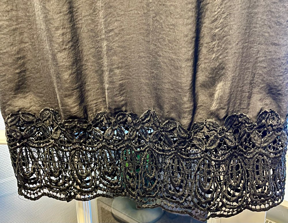 Musta pitsihelmainen mekko, koko M