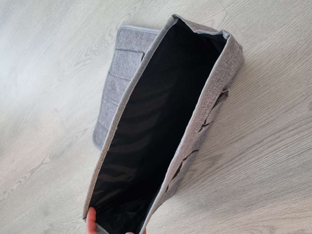 Harmaa säilytyspussi sohvan käsinojaan