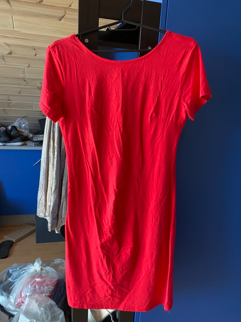 Rød tætsiddende kjol