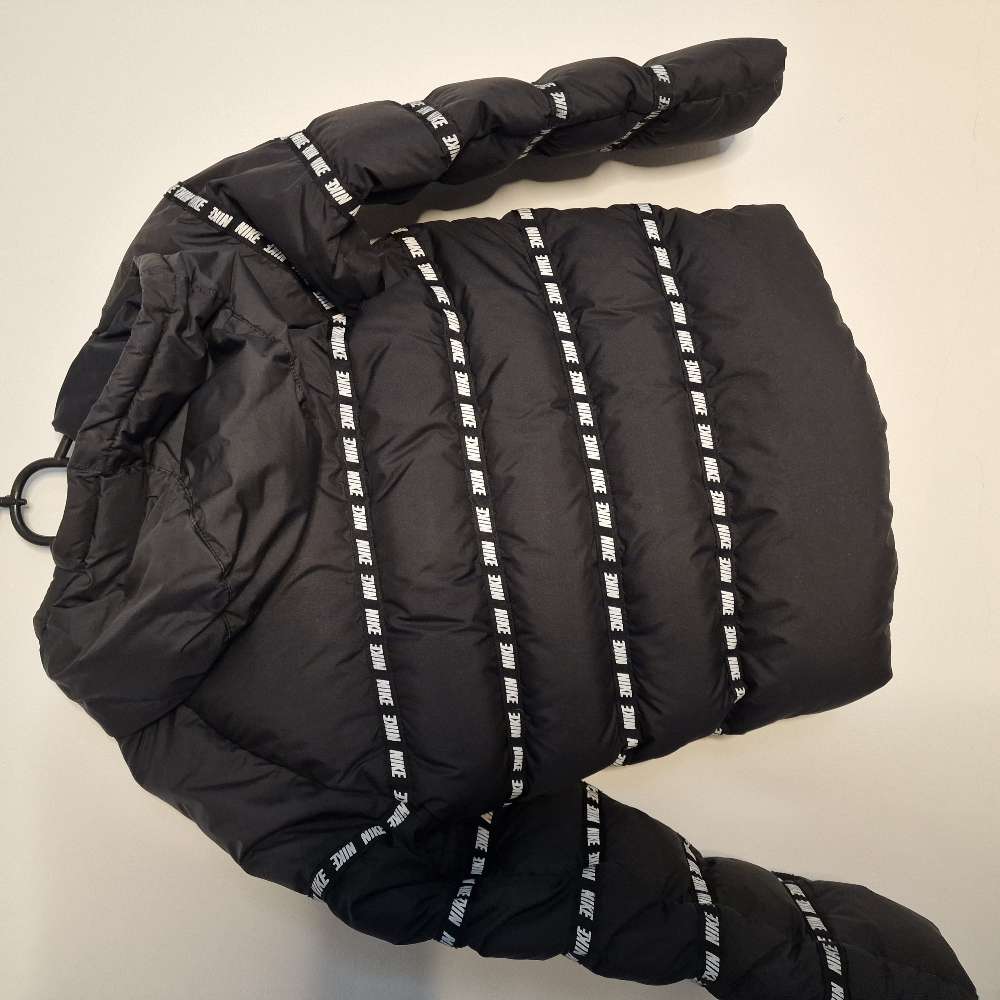 Nike úlpa stærð 137-147