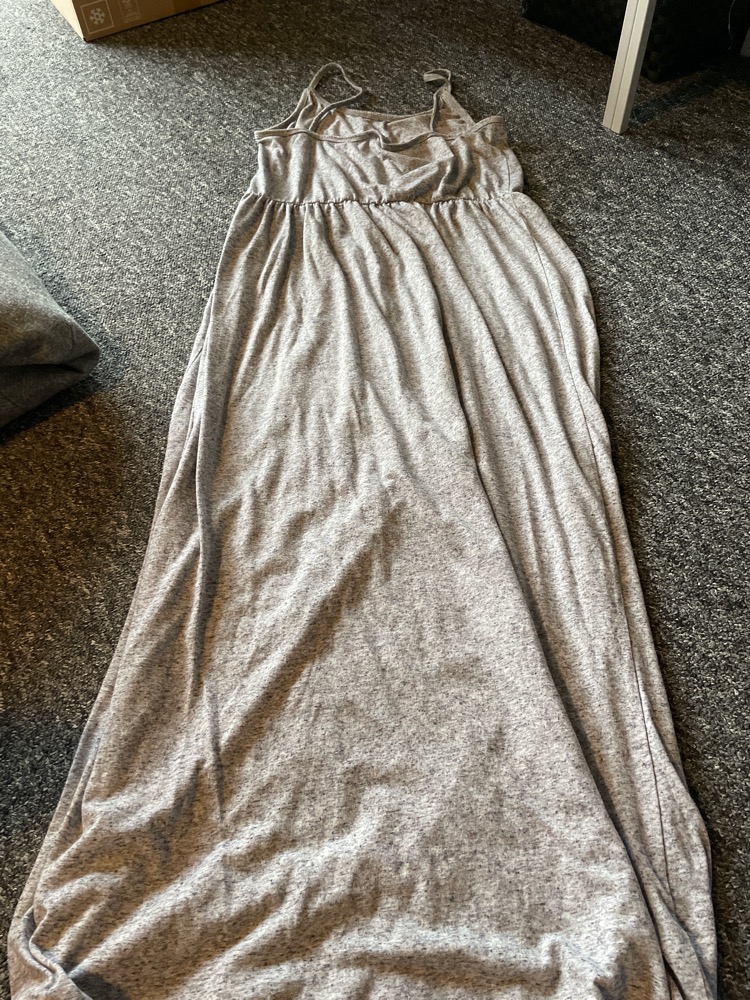 Divided lang grå kjole