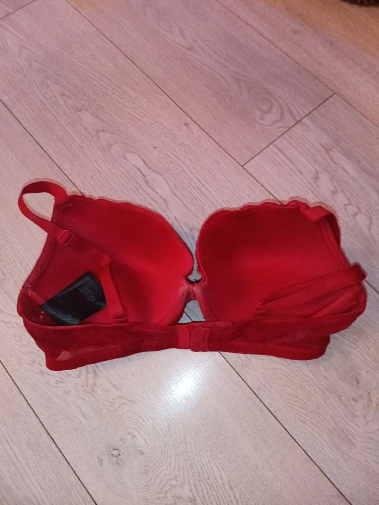 Brjóstahaldari 85D. Smá fylling. Rauður