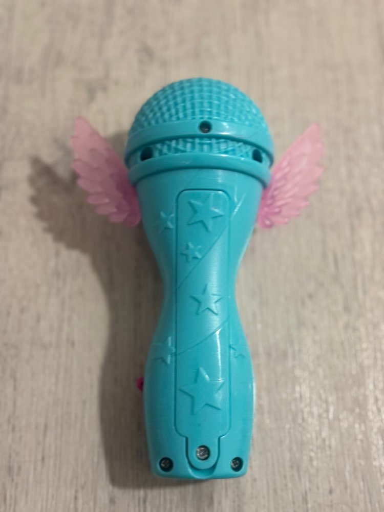 Luisteleva pony mikrofonilla