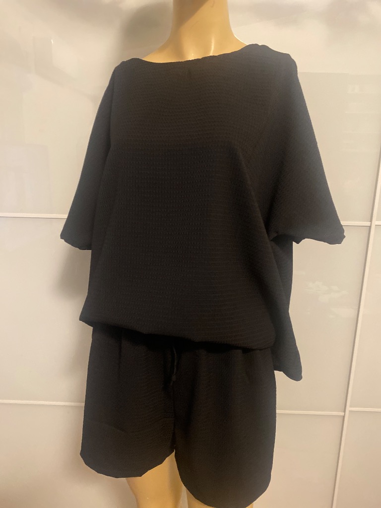 Nytt svart sett med bluse og shorts