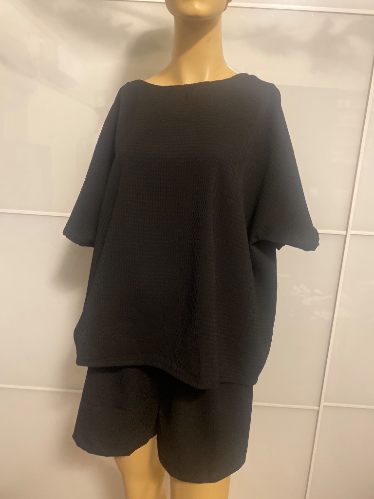 Nytt svart sett med bluse og shorts