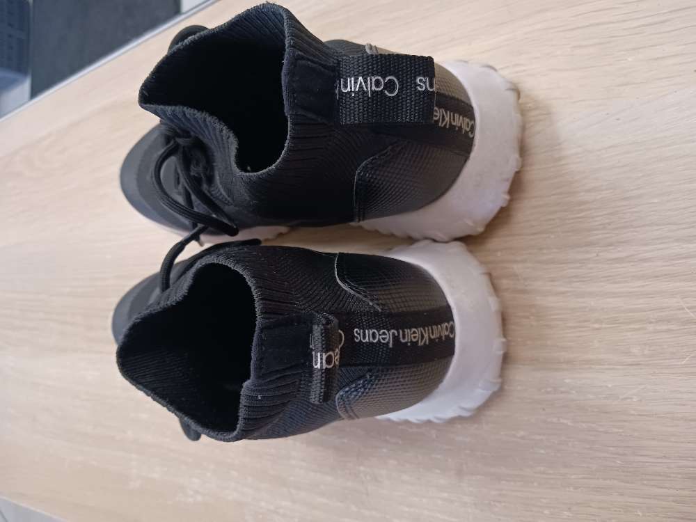 Calvin Klein mustat lenkkarit 37