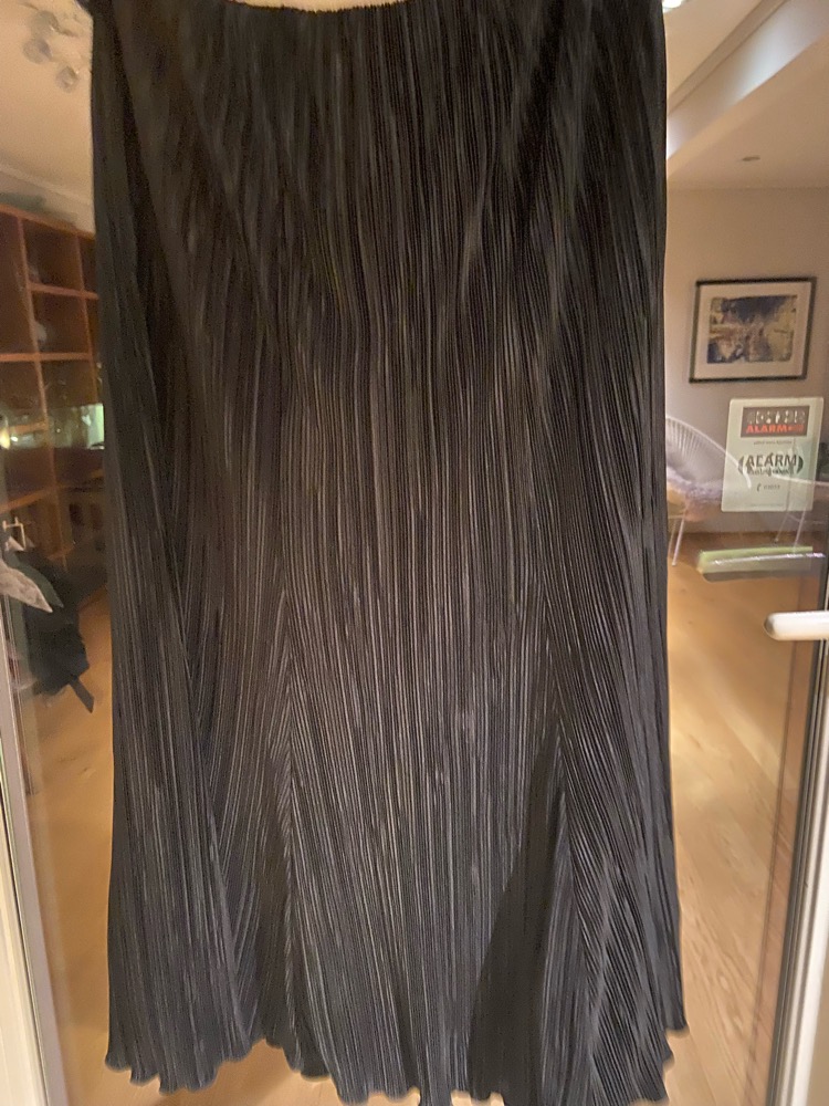 Svart skjørt str 38