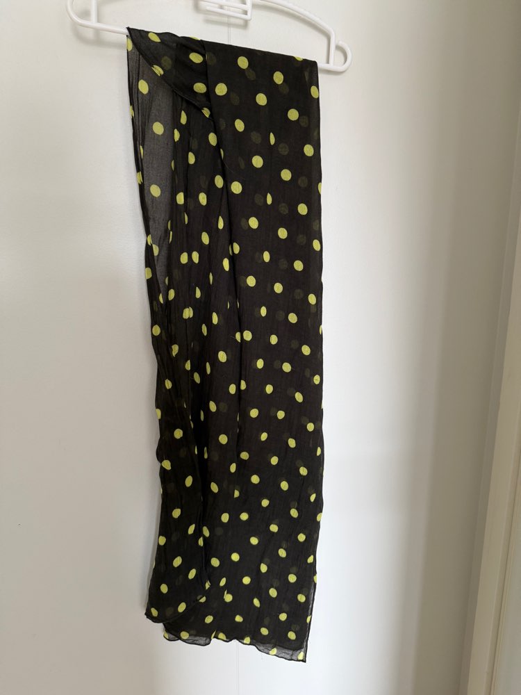 Klútur - grænn m/doppum