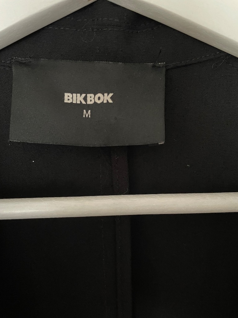 BikBok musta takki, M