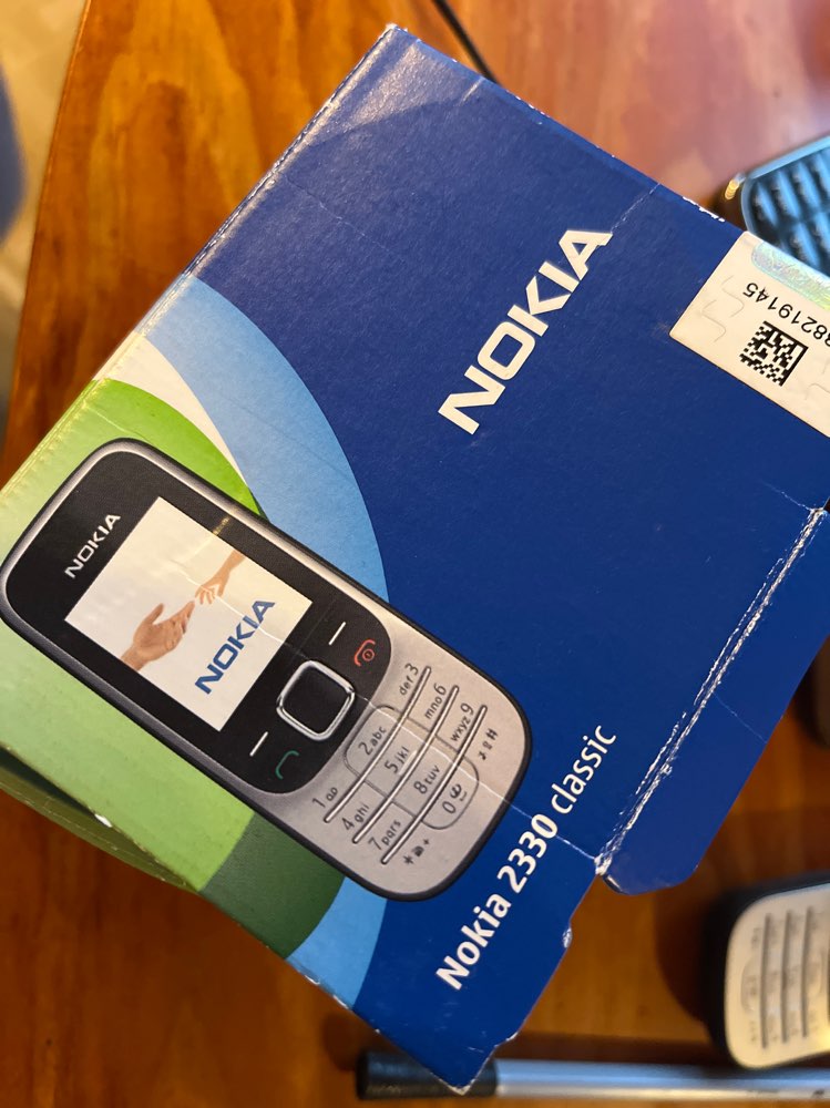 NOKIA 2330,toimii,laturi,pak