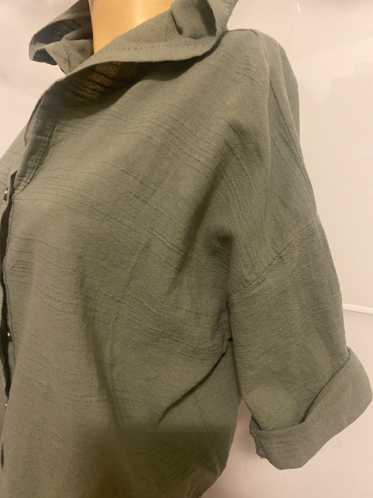 Ny kort bluse med knapper og hette