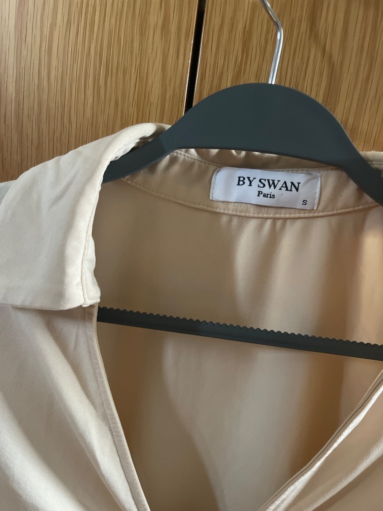 Ljós peysa i small