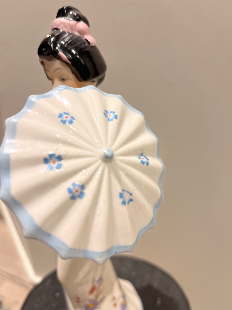 Posliinifiguuri geisha