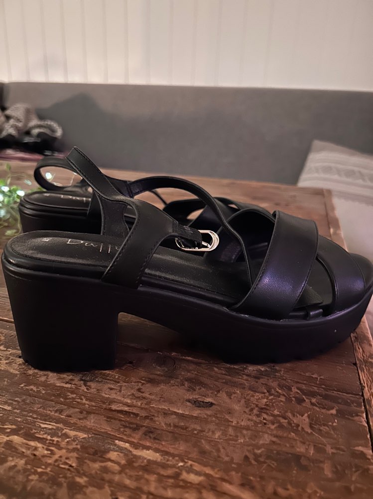 Ubrukte sandaler, str 41