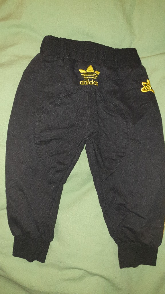 Adidas sett 24m svart og gyllt 