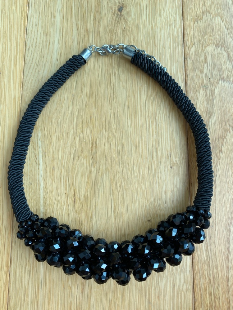 Sort halskæde m. sorte perler 