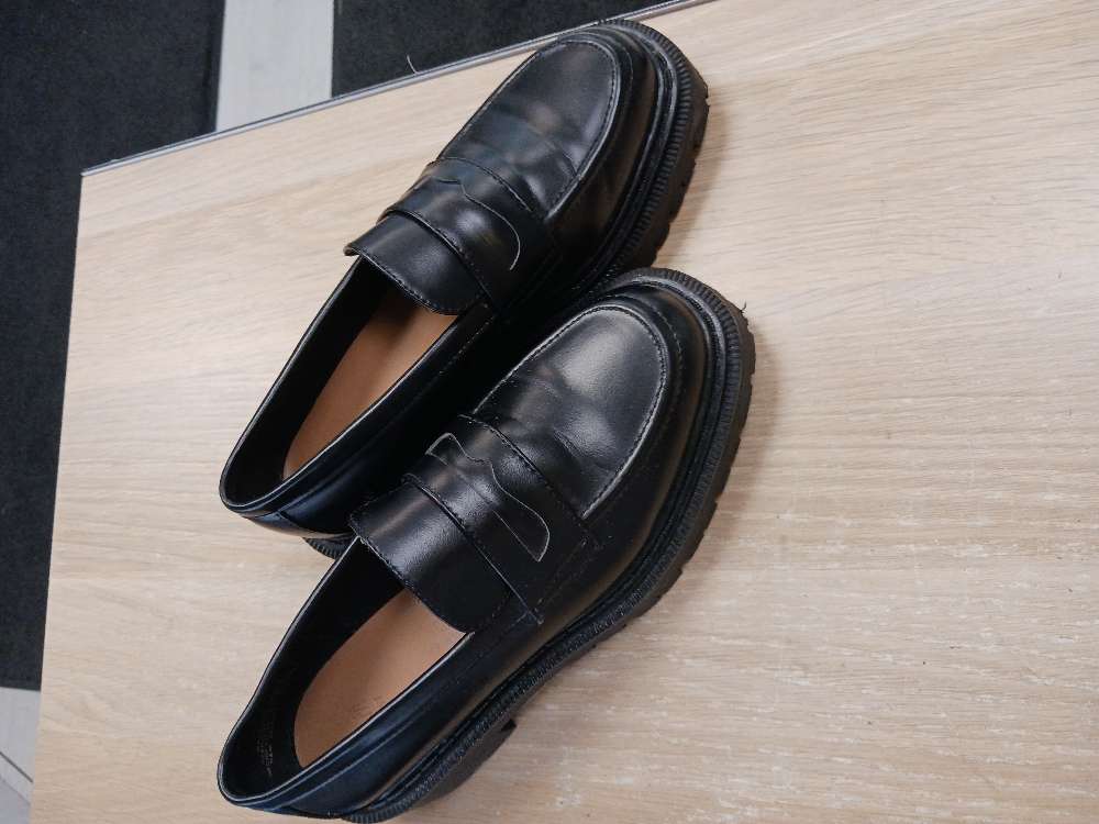 HM mustat loaferit 37