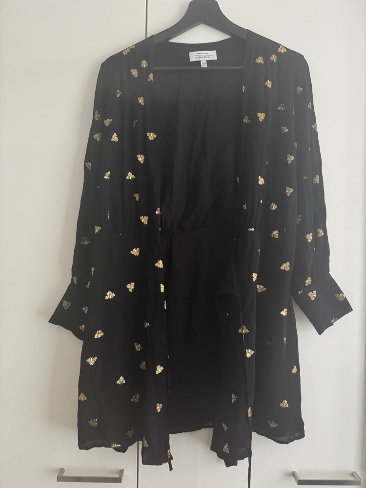 Musta-kulta mekko, S