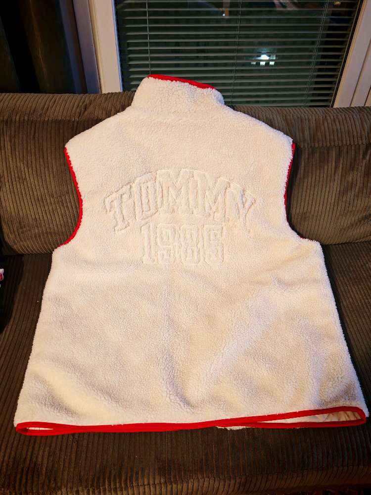 Tommy Jeans karvaliivi vuorella