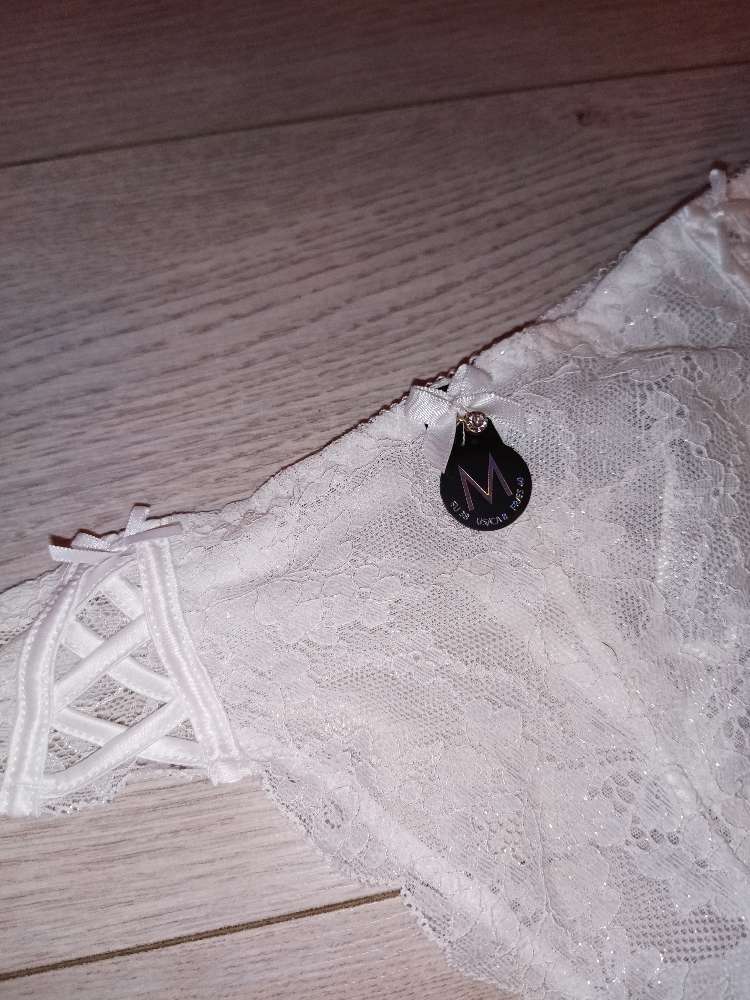 Hvítur blúndu G-strengur. Shimmer. St M