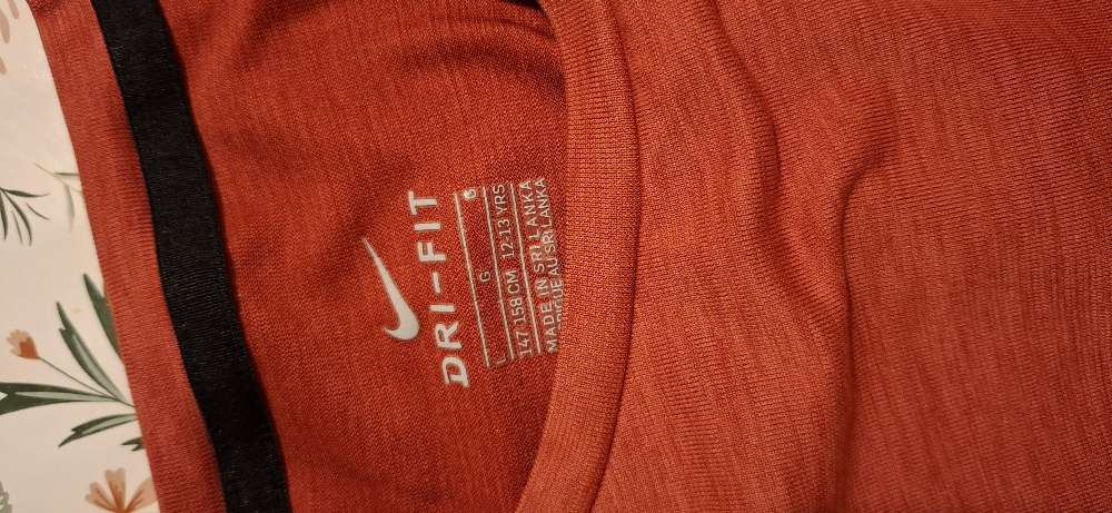 Nike st. 12-14 ára bolur