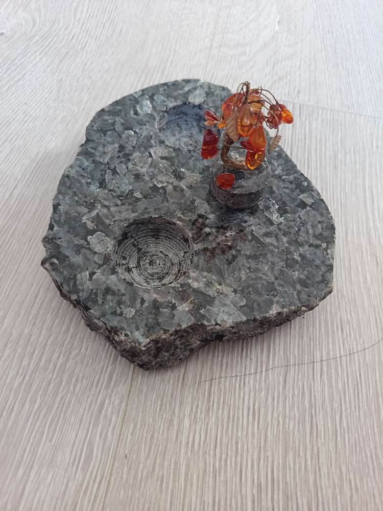 Larvikiitti tuikkualusta ja meripihkapuu