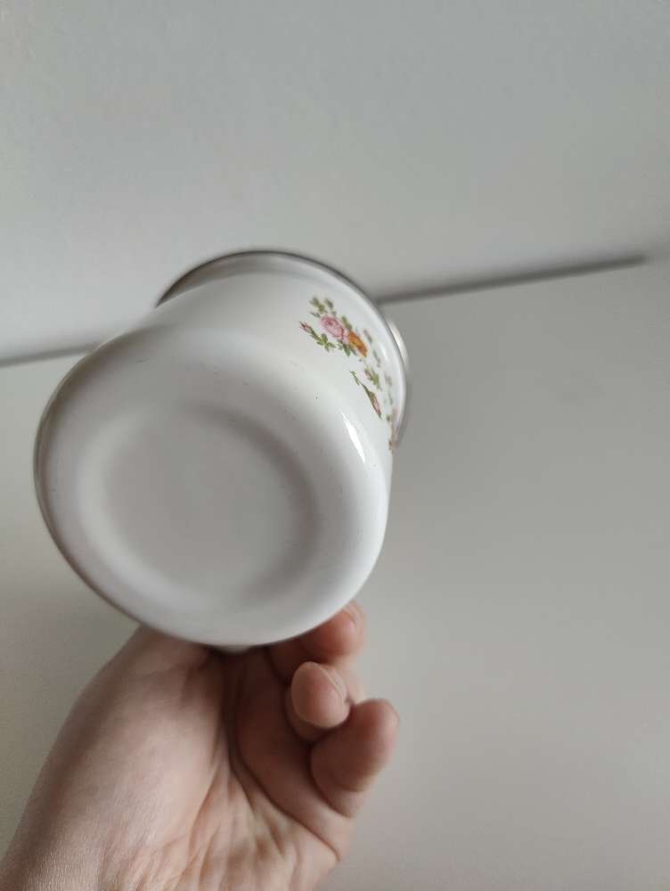 Valkoinen ruusu emalikuppi