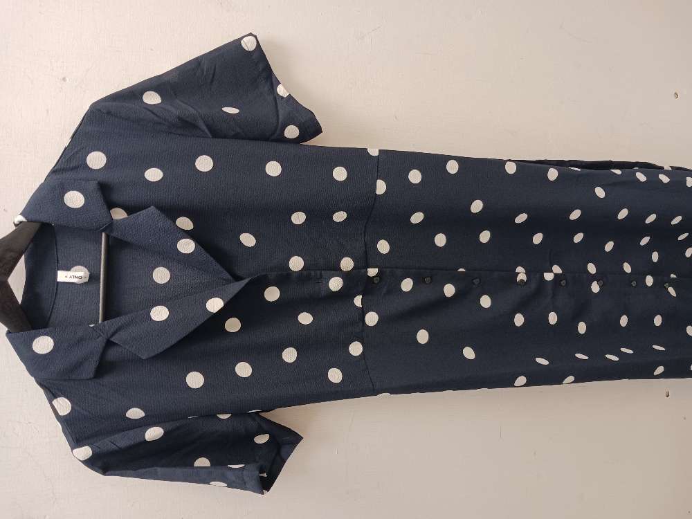 Only tummansininen pilkkumekko S