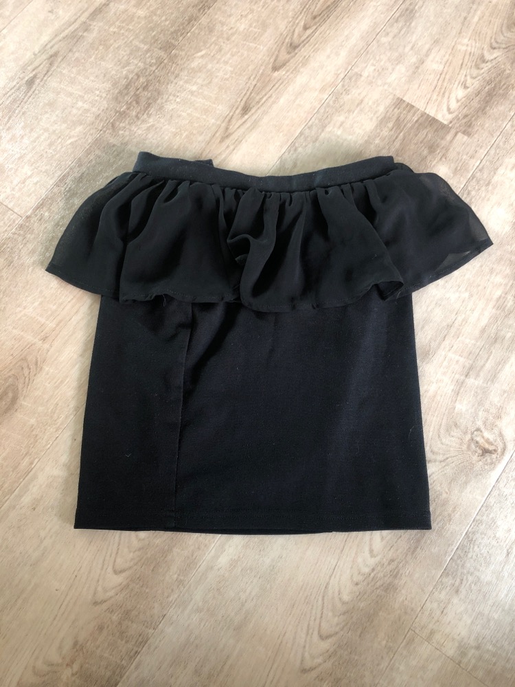 Kort sort nederdel med flæse 