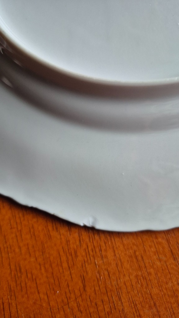 Ruusu/ kultareunainen lautanen vika