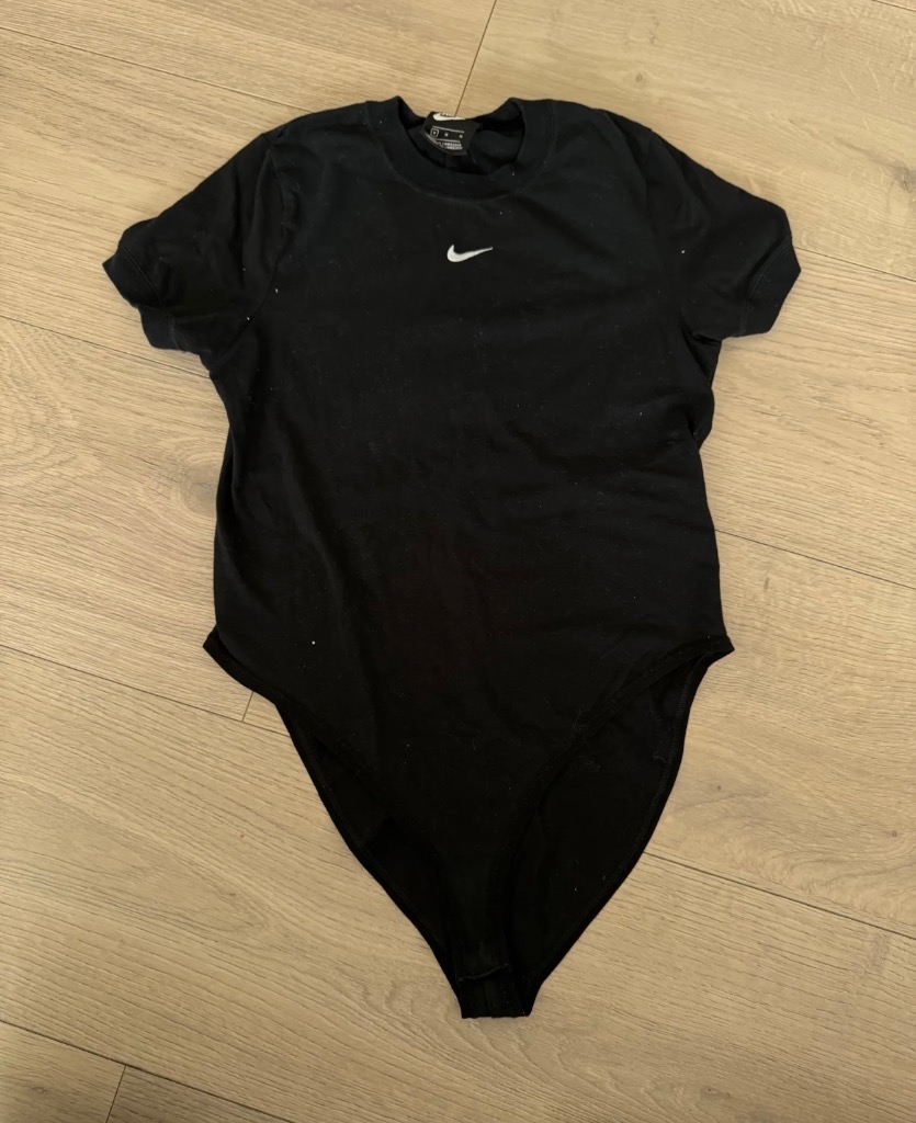 NIKE body svart