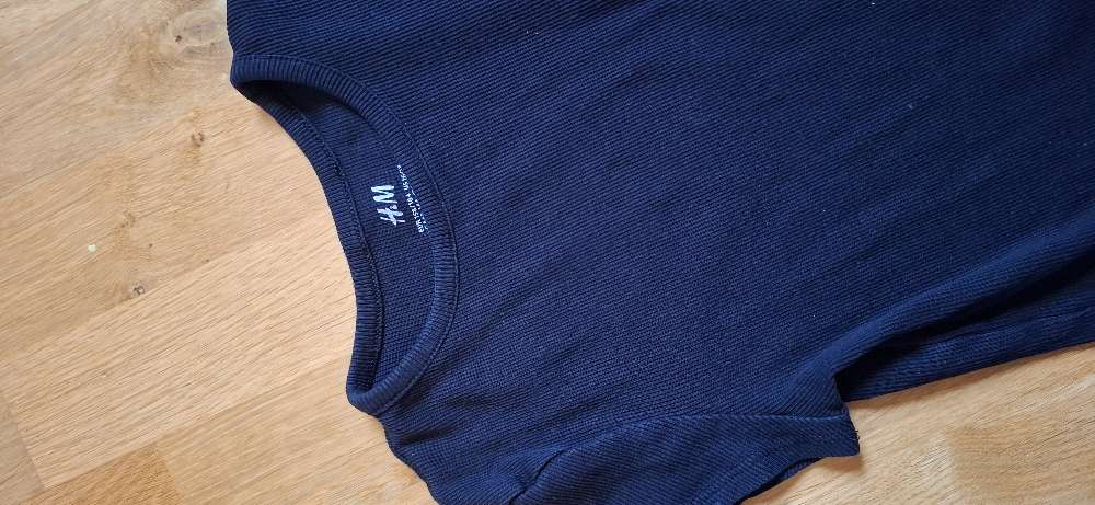 Tveir svartir st. 158/164 riflaðir bolir