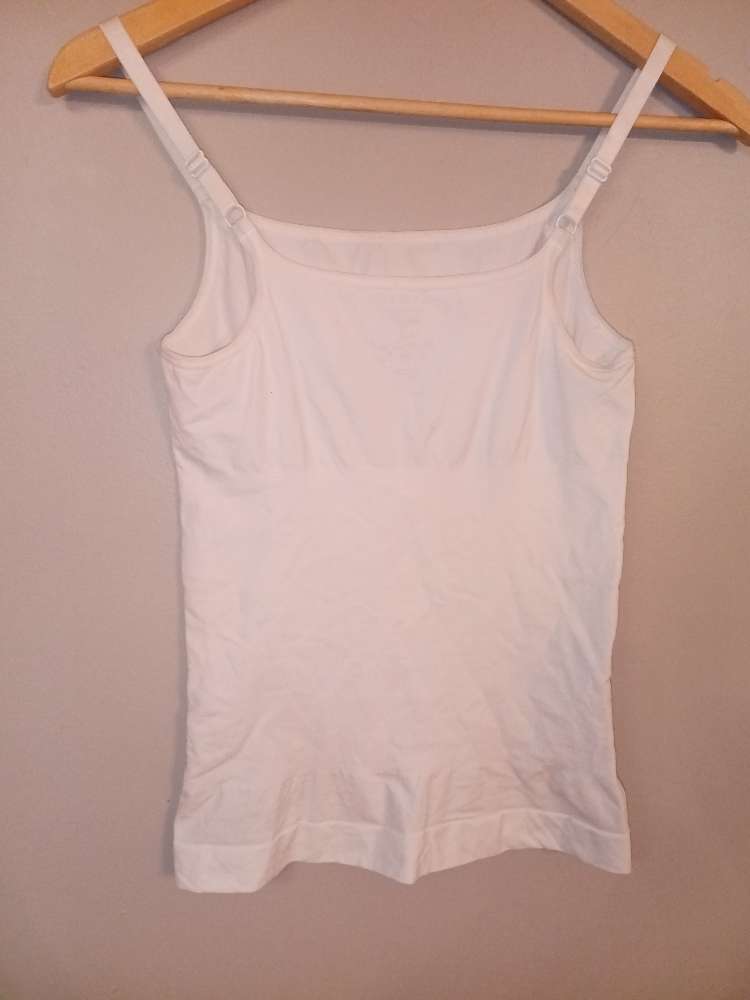 Hvítur aðhalds bolur St L