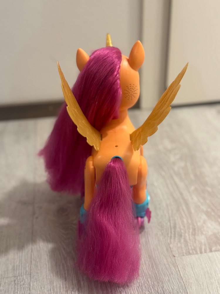 Luisteleva pony mikrofonilla