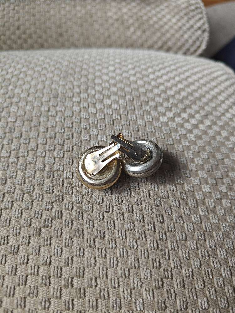 Kultahko puolipallo klipsikorvikset