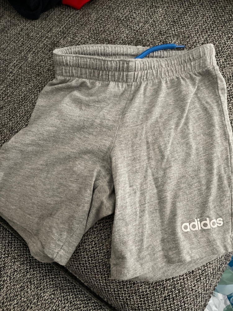 Lysegrå Adidas shorts 