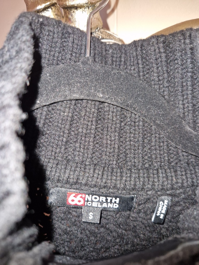 66 svört smellt peysa 1x notuð 