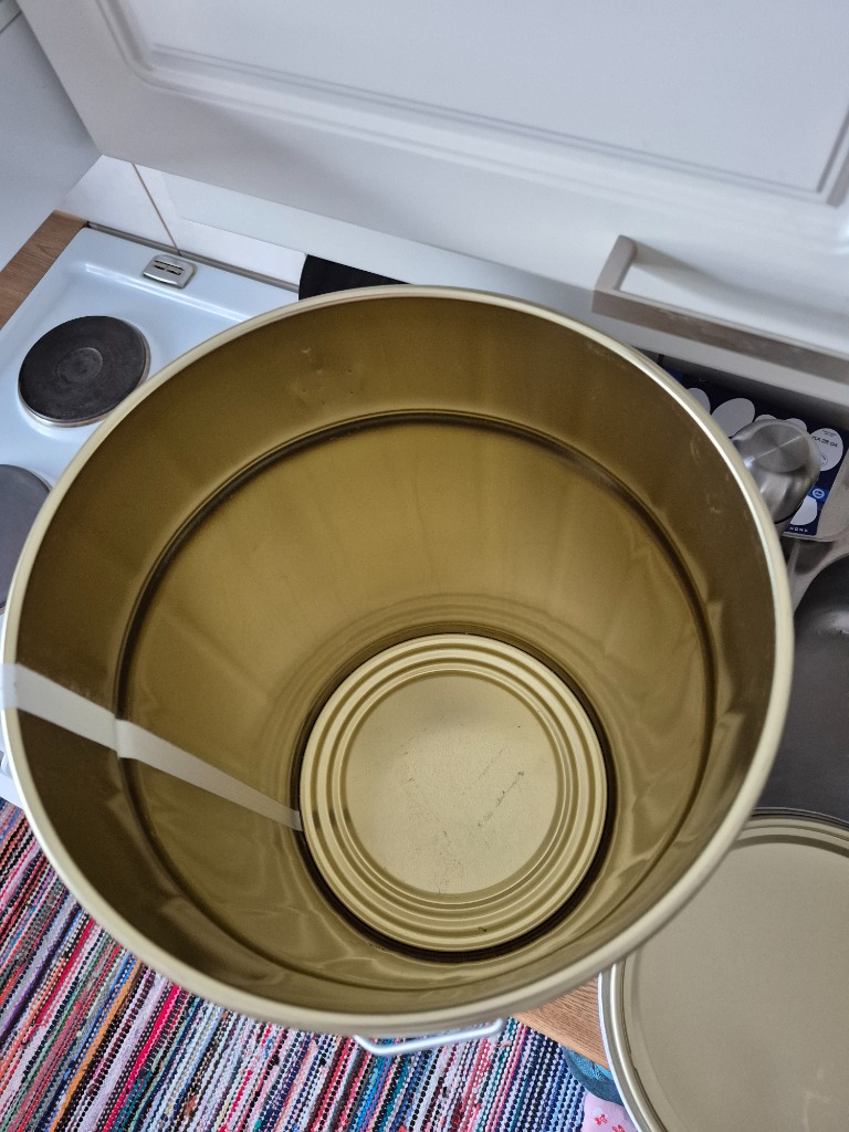 Iso metalliämpäri