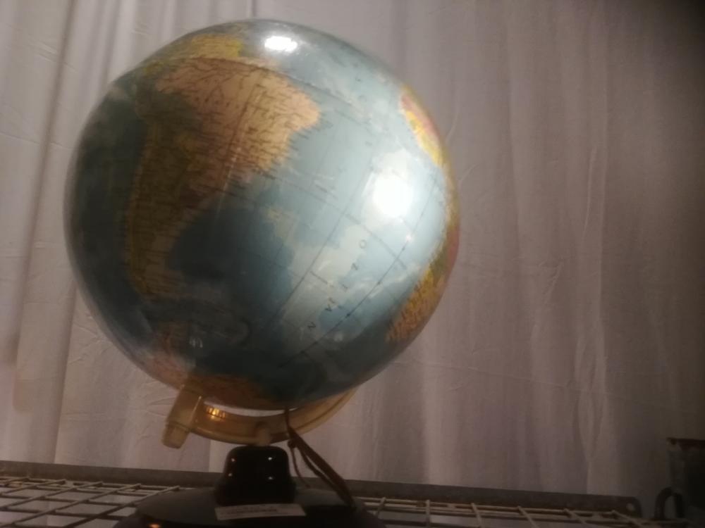 Wereldbol   globe op bakelieten voet. 