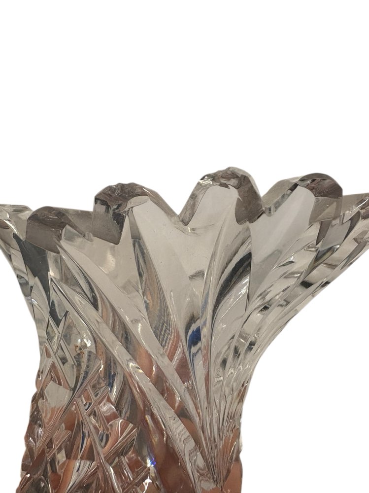 Isompi kirkas vaasi, reunarikkoa