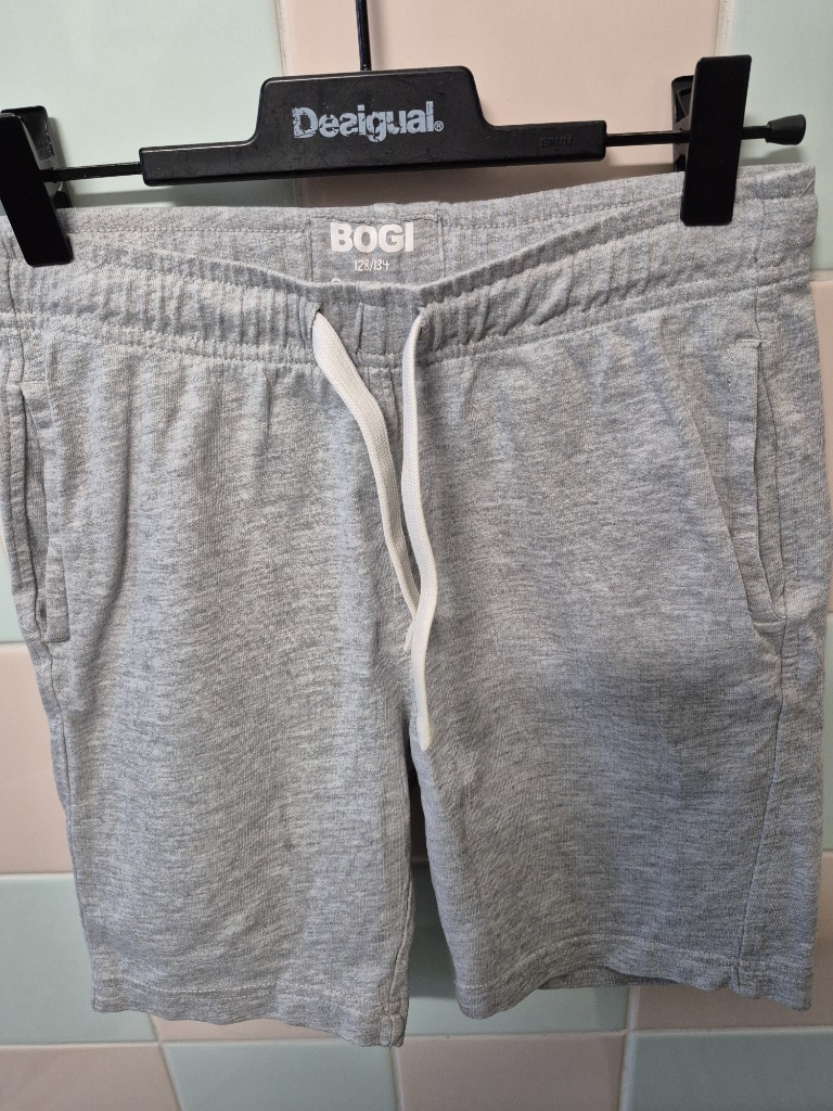 Harmaat shortsit koko 128/134