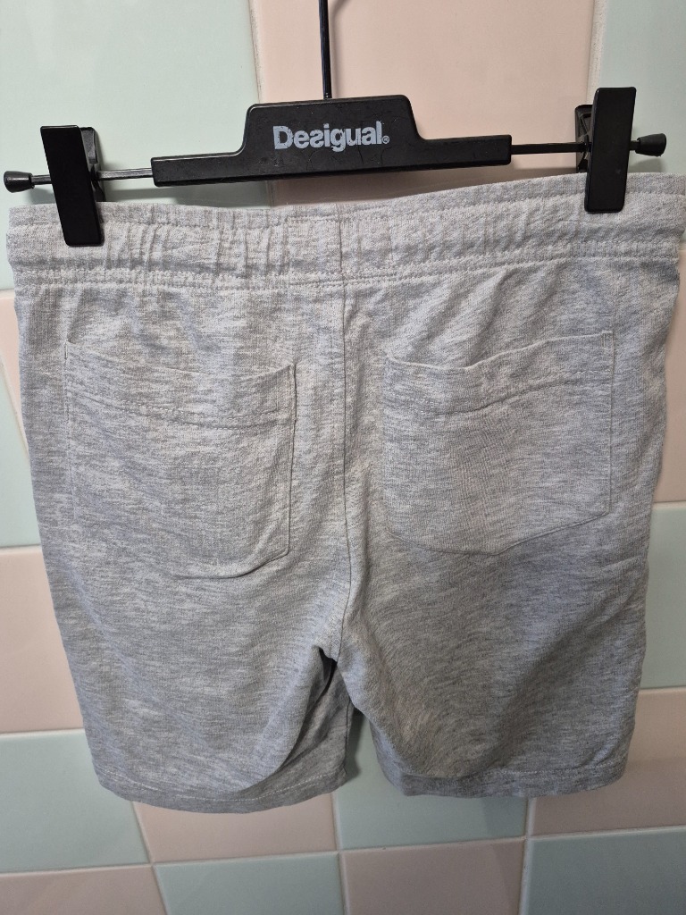 Harmaat shortsit koko 128/134
